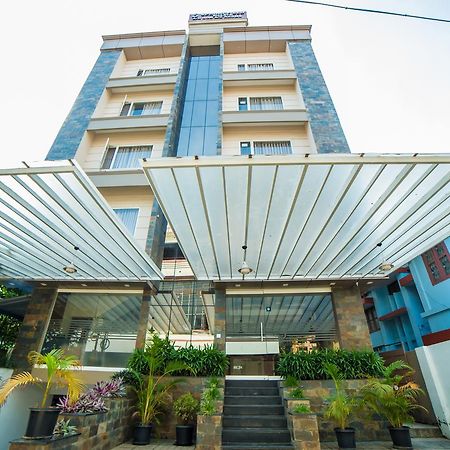 Spring Field Billets Hotel Kochi Екстериор снимка