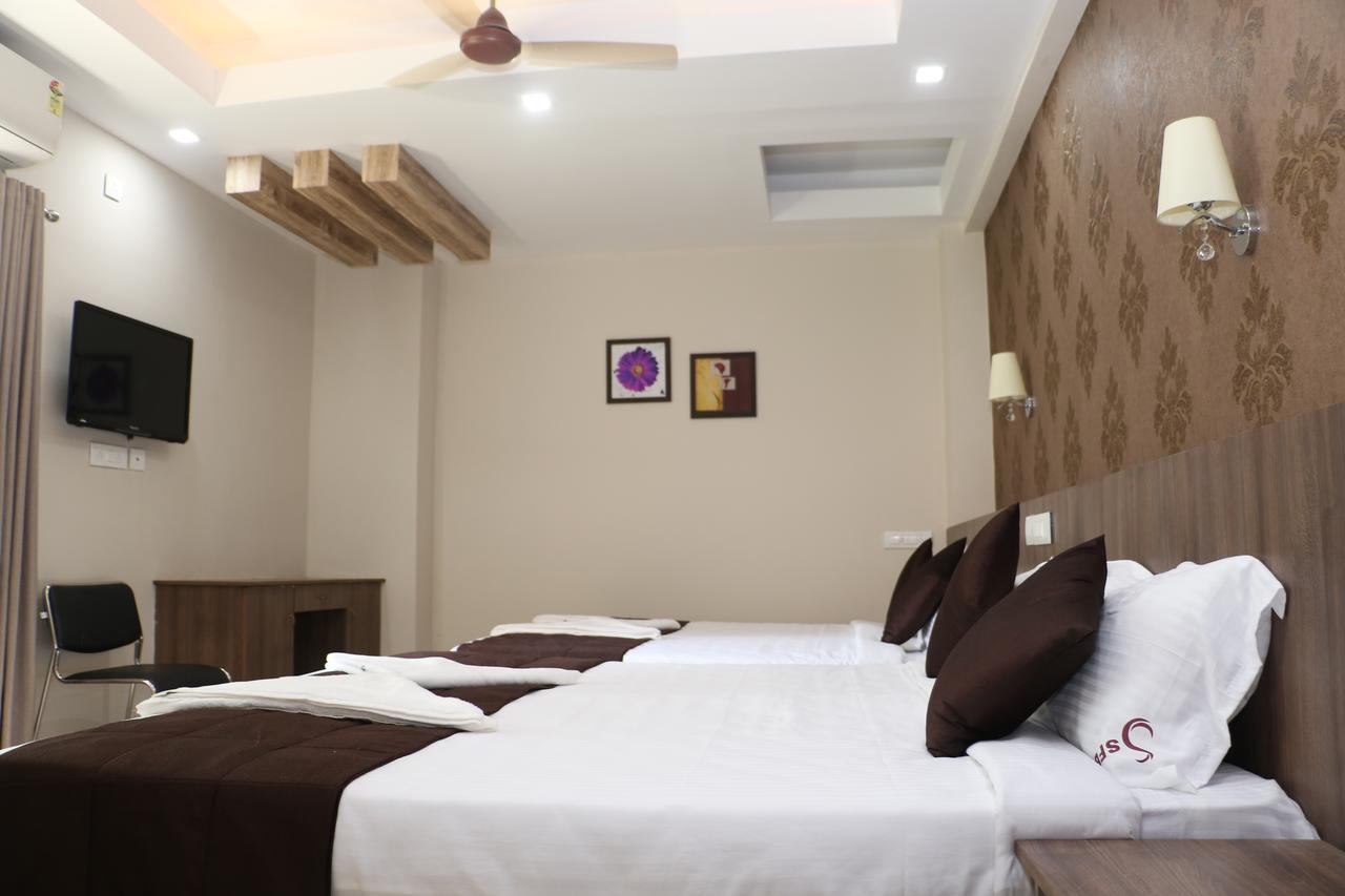 Spring Field Billets Hotel Kochi Екстериор снимка