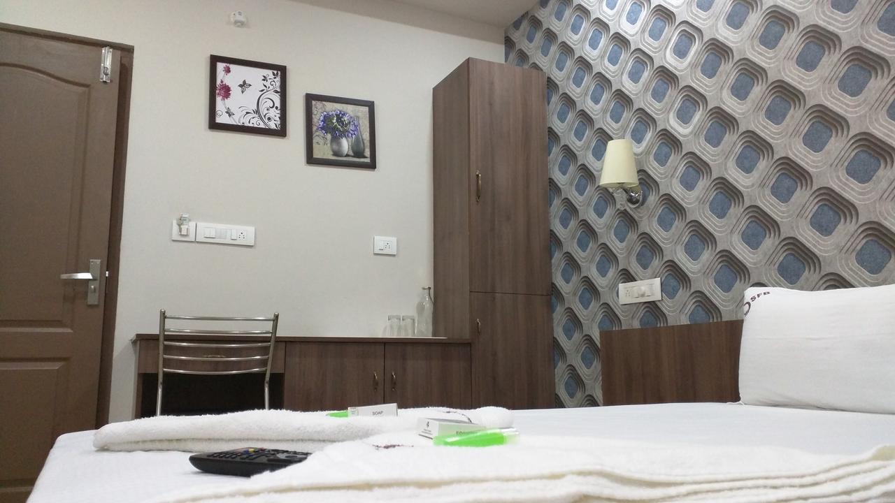 Spring Field Billets Hotel Kochi Екстериор снимка