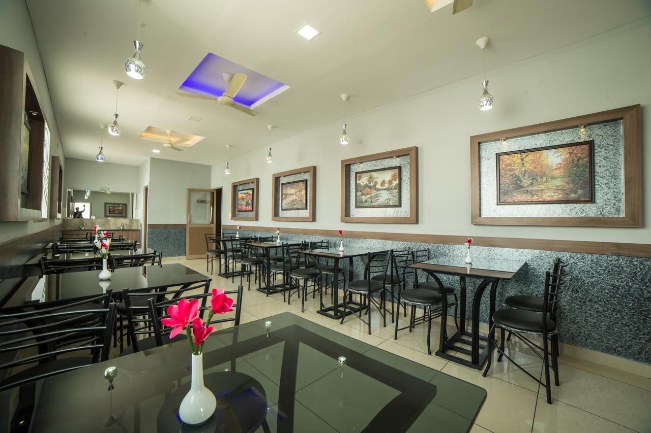 Spring Field Billets Hotel Kochi Екстериор снимка