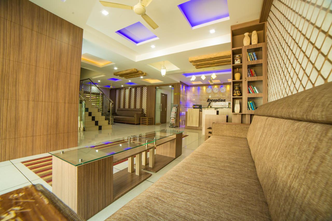 Spring Field Billets Hotel Kochi Екстериор снимка