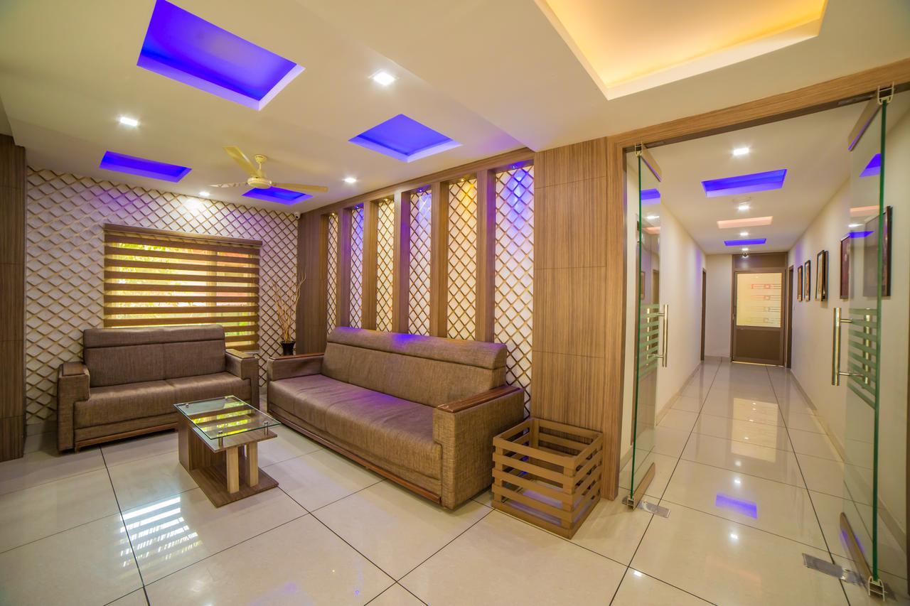 Spring Field Billets Hotel Kochi Екстериор снимка